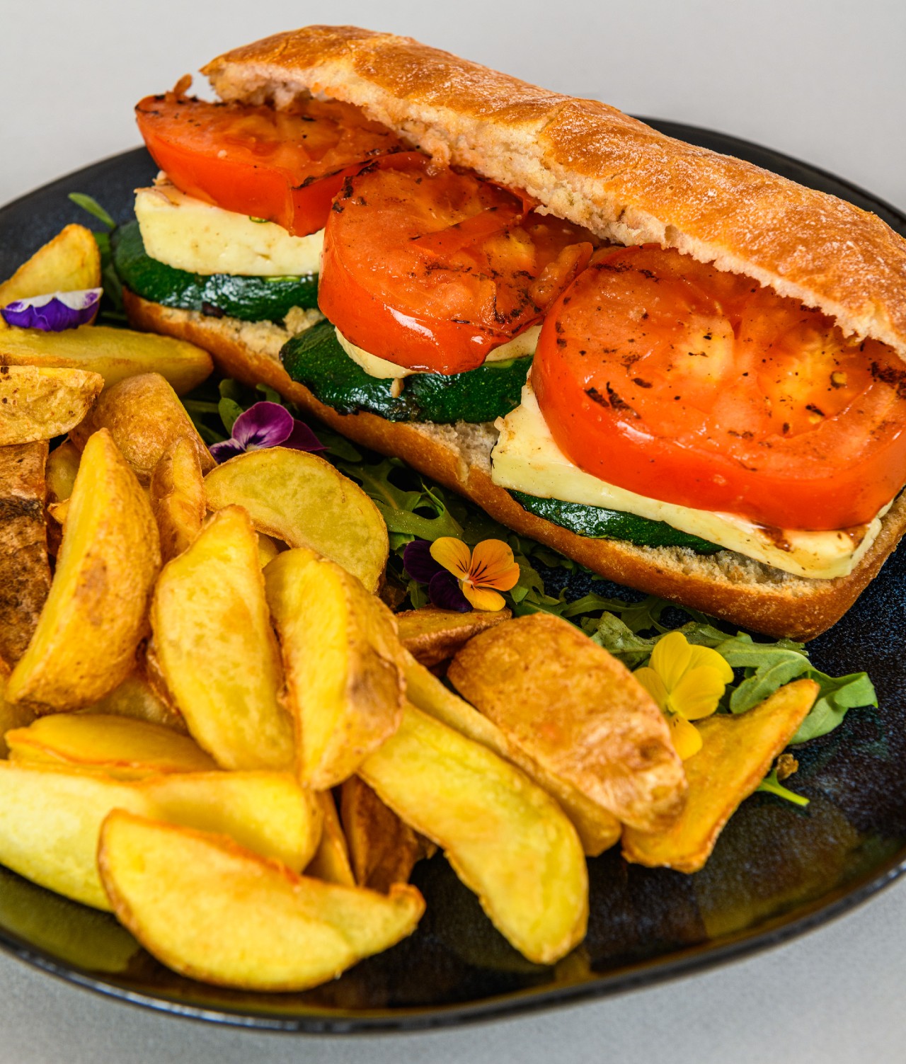 Ciabatta cu branza coapta, dovlecei la gratar, rosii si cartofi prajiti